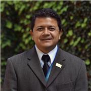 Maestro con gran experiencia, técnica y docente, en humanidades y ciencias sociales